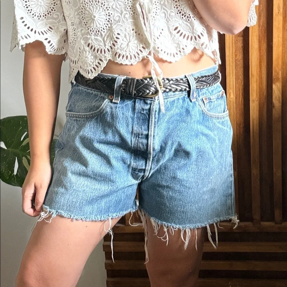 Vintage Levis Zip Front High Rise Raw Hem Relaxed Short. Size 31